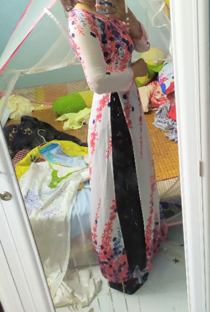 Áo dài hoa dây đỏ