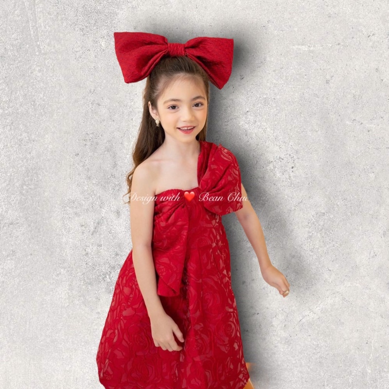 Đầm công chúa lệch vai nơ ngực vải xốp nhăn kèm nơ cặp tóc Shushibaby