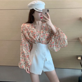 (Hàng Quảng Châu) Set trang phục áo hoa cam tay phồng cổ đắp chéo + quần short trắng lưng cao phối nút (TB)