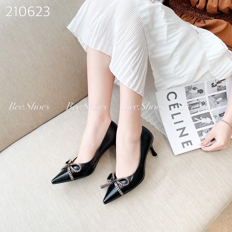 BEESHOES - GIÀY CAO GÓT BEESHOES DA MỀM ĐÍNH NƠ XÍCH GÓT NHỌN CAO 9 PHÂN SẴN MÀU ĐEN KEM 210623