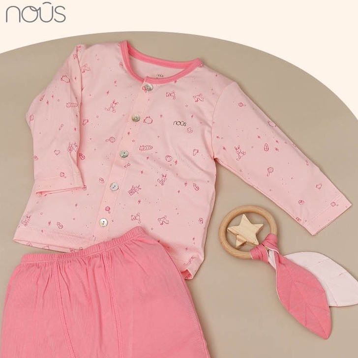 Bộ quần áo cho bé cài dài thẳng màu hồng nhạt Nous chất liệu Petit kháng khuẩn mềm mại ( size 0-12 tháng)