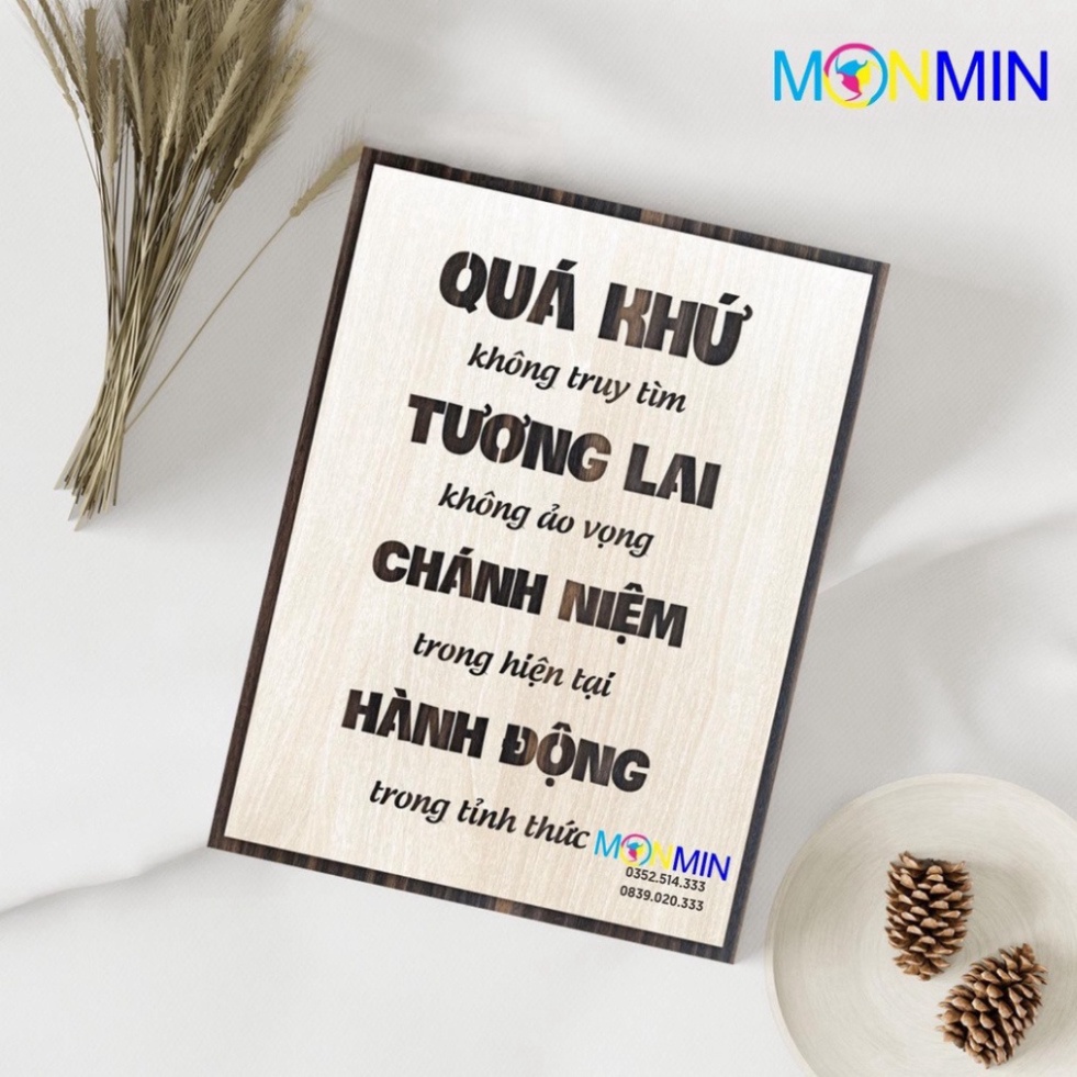 Tranh gỗ slogan tạo động lực Monmin M029 - Quá khứ không truy tìm, Tương lai ảo vọng, Chánh niệm trong hiện tại