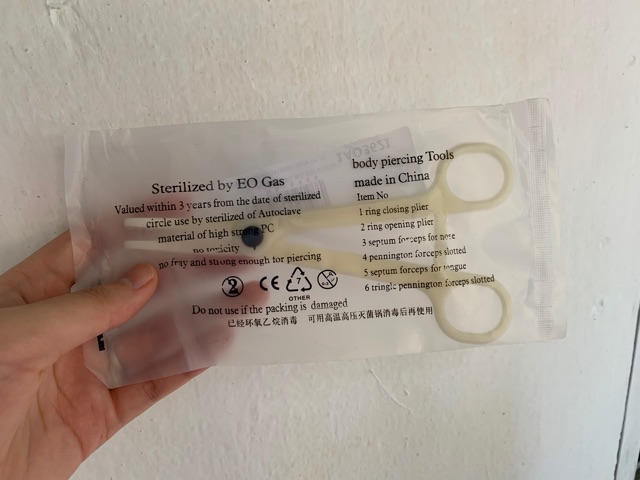 Kẹp dụng cụ hỗ trợ xỏ khuyên bằng nhựa dạng đầu tròn hở có thể xỏ môi mũi rốn,... - XUÂN SHOP