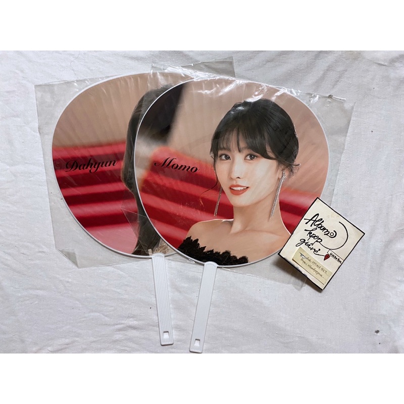 Twice quạt cầm tay siêu to khổng lồ World tour 2019 in Japan Member Jihyo như hình.