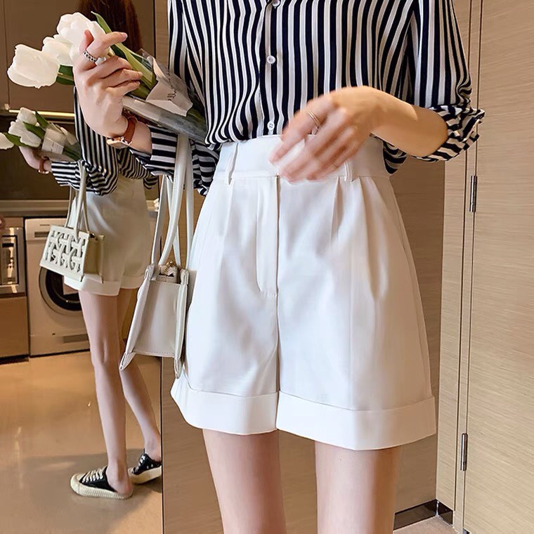 Quần short nữ lưng cao , dài ngang đùi vải cao cấp thoàng mát, form đẹp mặc thoải mái không kén tuổi , dễ phối đồ
