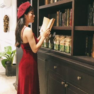 đầm yếm xẻ đùi chữ a