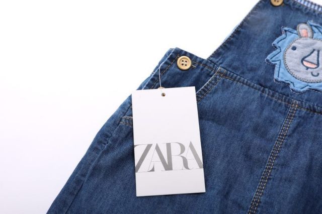 Yếm denim Zara đắp sư tử xuất dư