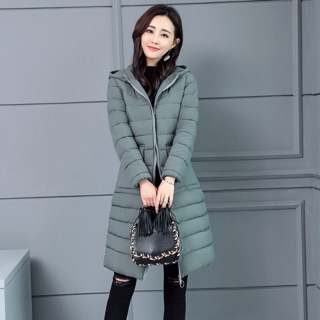 Áo phao nử dáng dài có mủ và 1 quả cầu lông