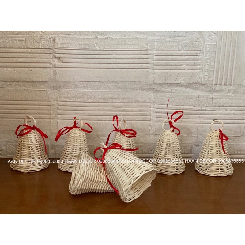 Chuông mây gắn vòng nguyệt quế, treo cây thông, trang trí Noel