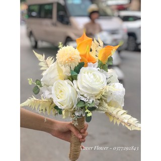 Bó hoa cưới lụa cầm tay cô dâu tone trắng và vàng kem trong ngày cưới- Ảnh thật