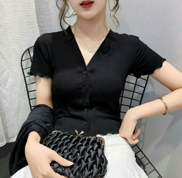 ÁO CROPTOP BA NÚT CUỐN BIÊN QUẢNG CHÂU