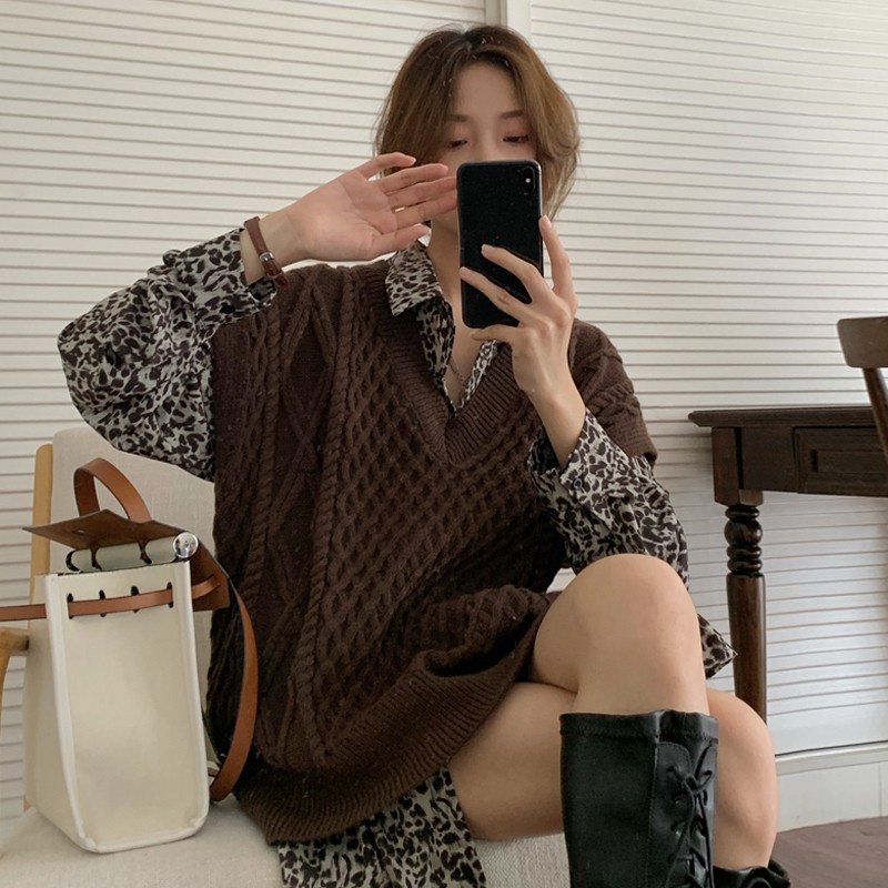 Áo gile len nâu mix kèm sơ mi bèo phong cách Retro AGL034