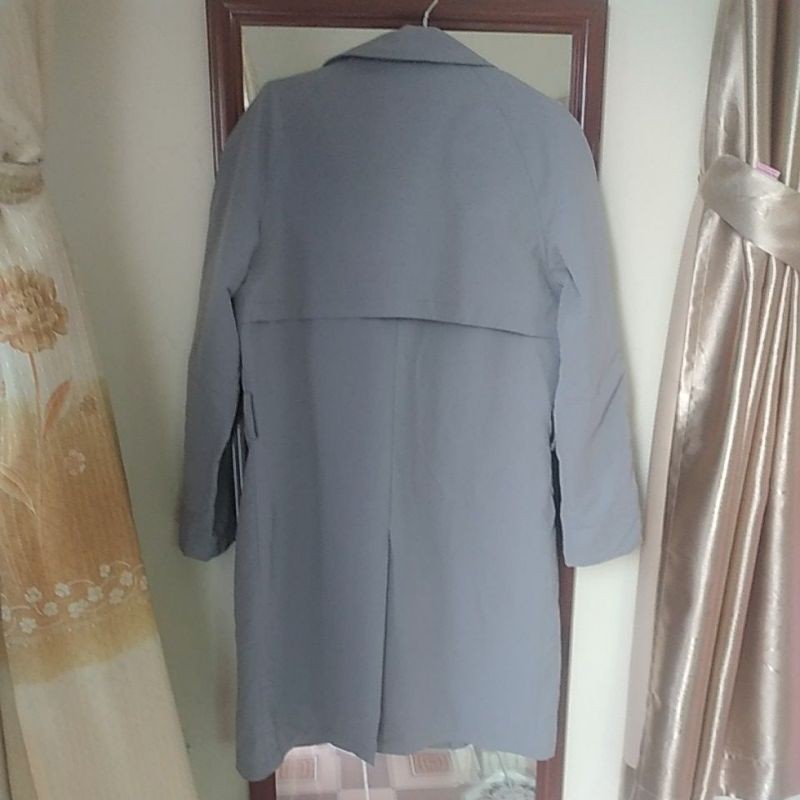 Măng tô dáng suông dài kiểu cách, màu xanh dương độc lạ