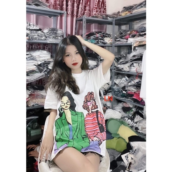 Áo phông 2 cô gái mặc áo xanh đỏ TH6