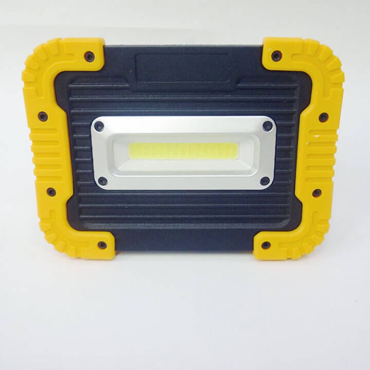 Đèn pin xách tay siêu sáng 750 LUMENS 30W, chống nước IP65, sử dụng pin AA