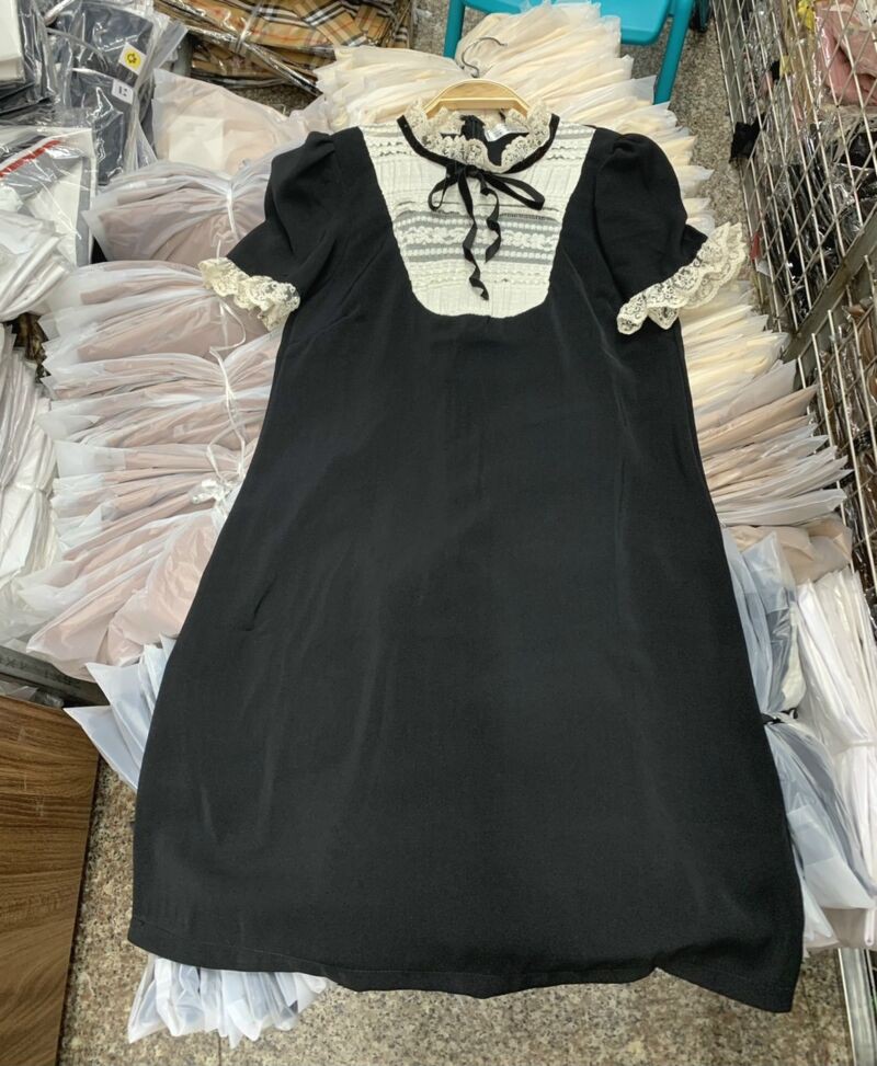 Váy xuông pha cổ ren nơ xinh