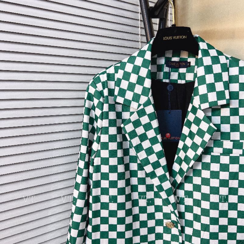 Áo vest Lv màu xanh.