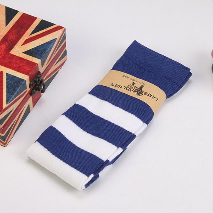 Vớ len dài họa tiết sọc cao trên gối hợp thời trang cho nữ