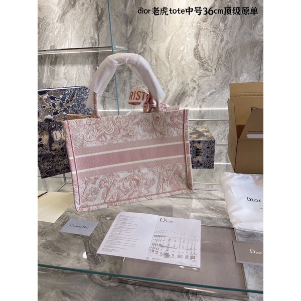 TÚI DI OR TOTE BOOK TOTE PINK CÔNG SỞ CHẤT THỔ CẨM HÀNG THÊU SIZE 36