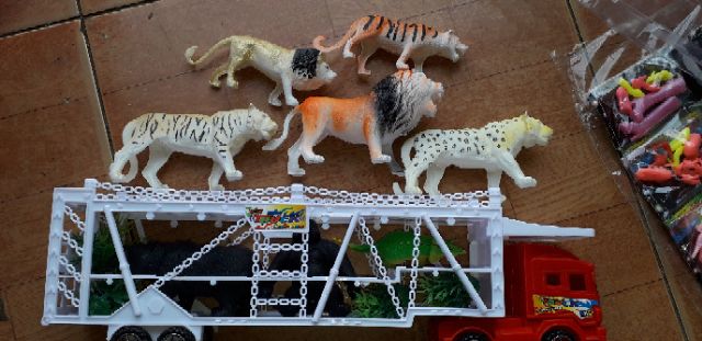 Xe mô hình xe công tơ Nơ bằng nhựa chở 8 con thú chạy chớn