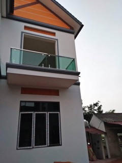 Trụ tròn lan can kính cầu thang