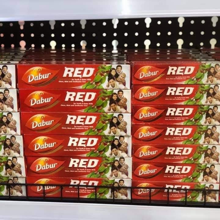 Bộ đôi kem đánh răng Dabur Red và tinh dầu trắng răng Pearl Drops ngăn ngừa mảng bám
