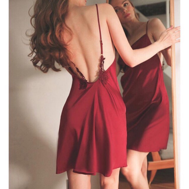 Váy ngủ lụa khoe lưng trần sexy
