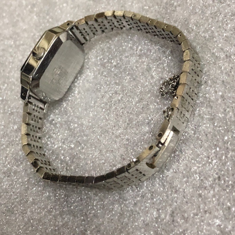 Đồng hồ nữ dạng lắc dây kim loại thuơng hiệu seiko nhật bản