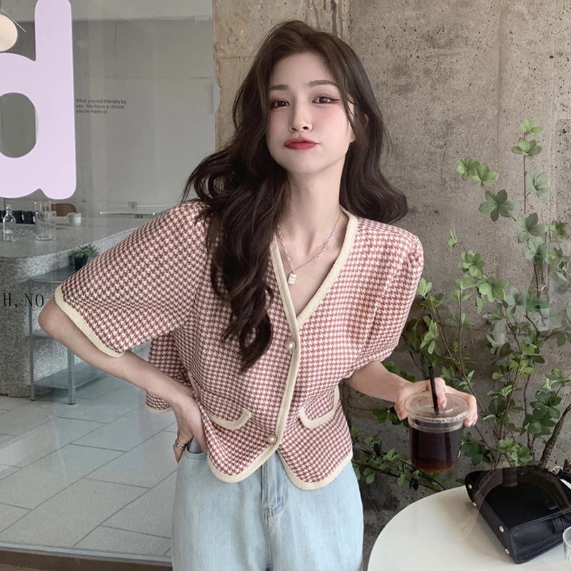 Áo Kiểu Nữ Màu Hồng Đen Ngắn Tay Chất Mongtoghi Cổ Tim Hoạ Tiết Zic Zắc Có Túi Cúc Phong Cách Tiểu Thư Hàn Quốc Loại 1