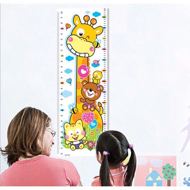 Decal dán tường có thước đo chiều cao và theo dõi thị lực cho bé.