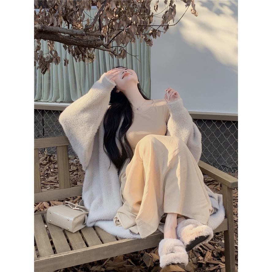 Áo khoác len cardigan dáng dài phối váy phong cách nữ sinh ngọt ngào đầu xu hướng thu đông 2022