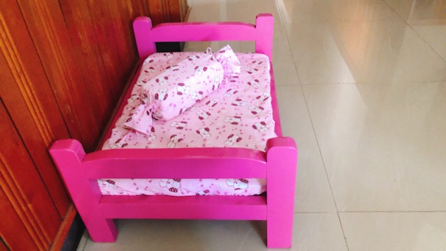 Giường gỗ cho thú cưng màu hồng