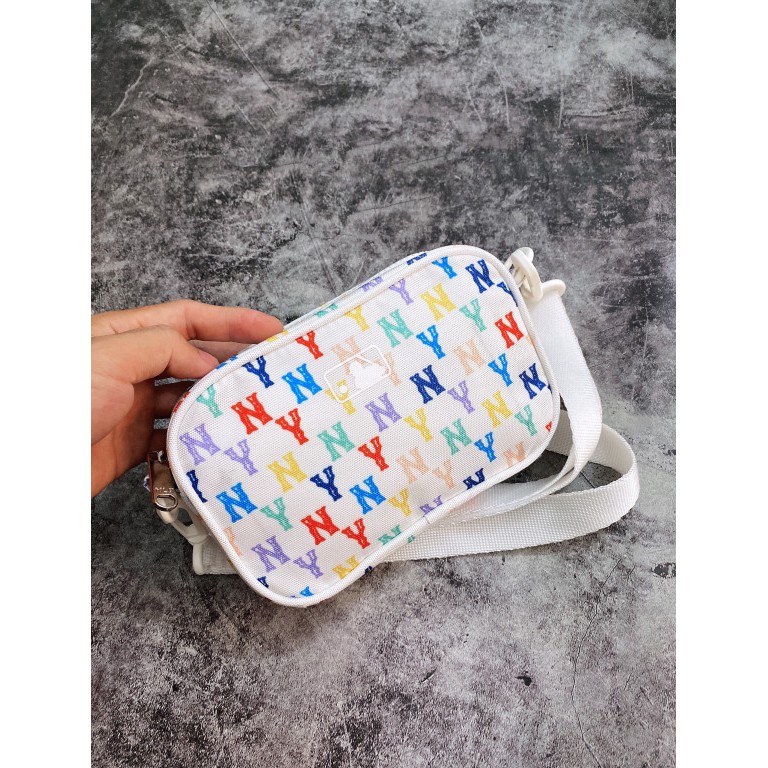 (HÀNG XUẤT XỊN) Túi đeo chéo trắng B214 M//L//B N//Y MONOGRAM CROSSBODY BAG WHITW/MULTICO Made in Viet//nam full-tag