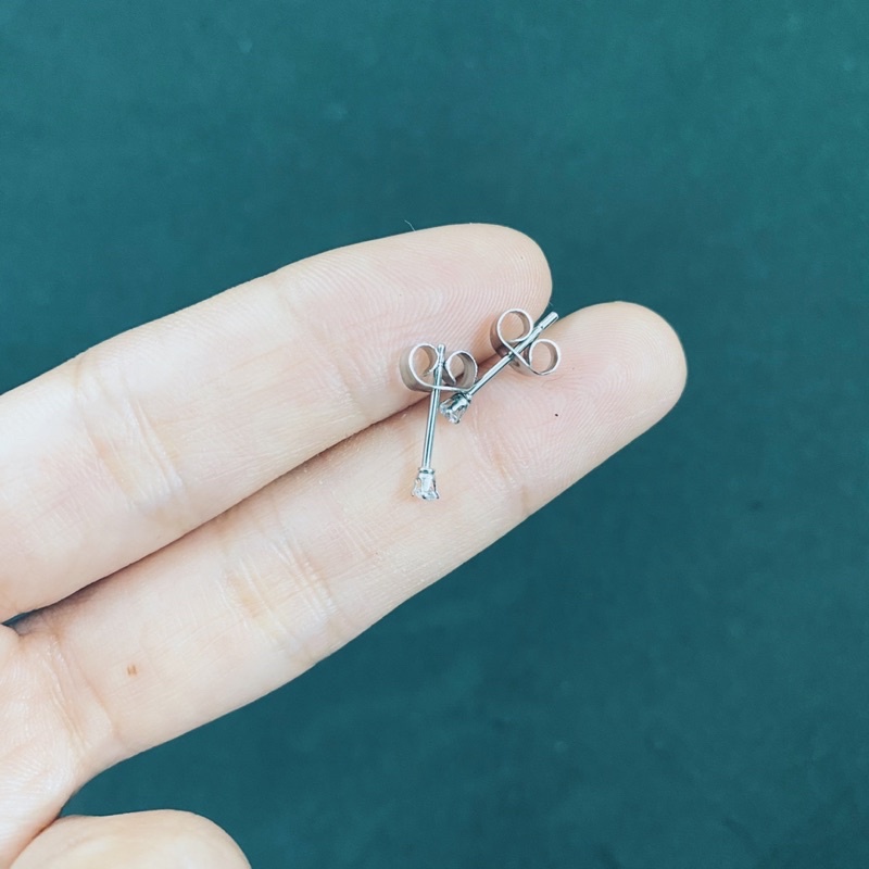 - Khuyên tai nam nữ hình hoa mini mặt đá