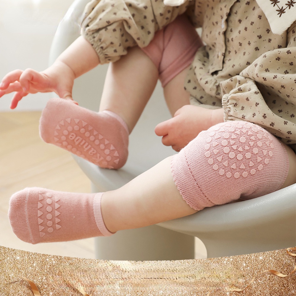 Bộ Đệm Bảo Vệ Đầu Gối + Vớ Chống Trượt Cho Bé Tập Bò