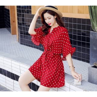 Váy liền xòe ngắn hoặc kiểu dáng chữ A, xếp ly trên gối sẽ là sự lựa chọn tuyệt vời dành cho những cô nàng mập lùn.