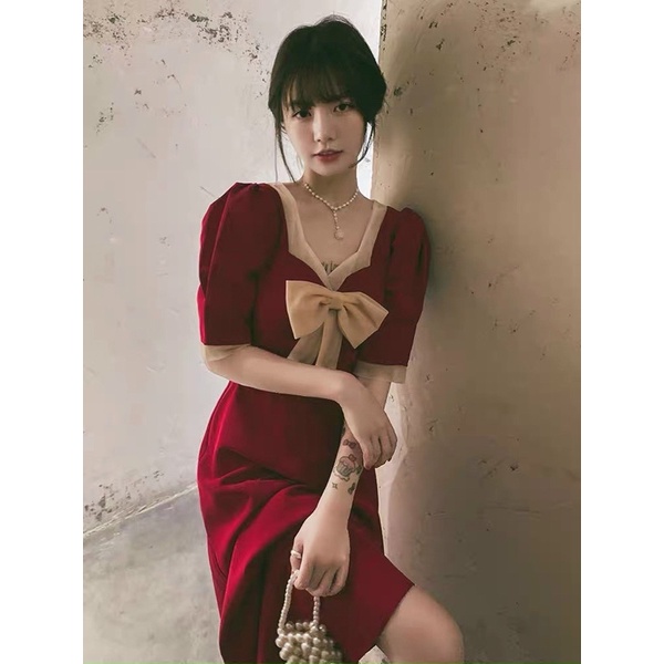 Đầm đỏ cổ vuông nơ
