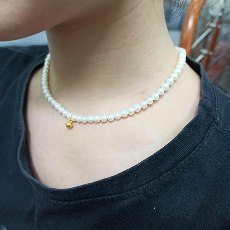 Vòng cổ hột châu thật charm bạc xi vàng