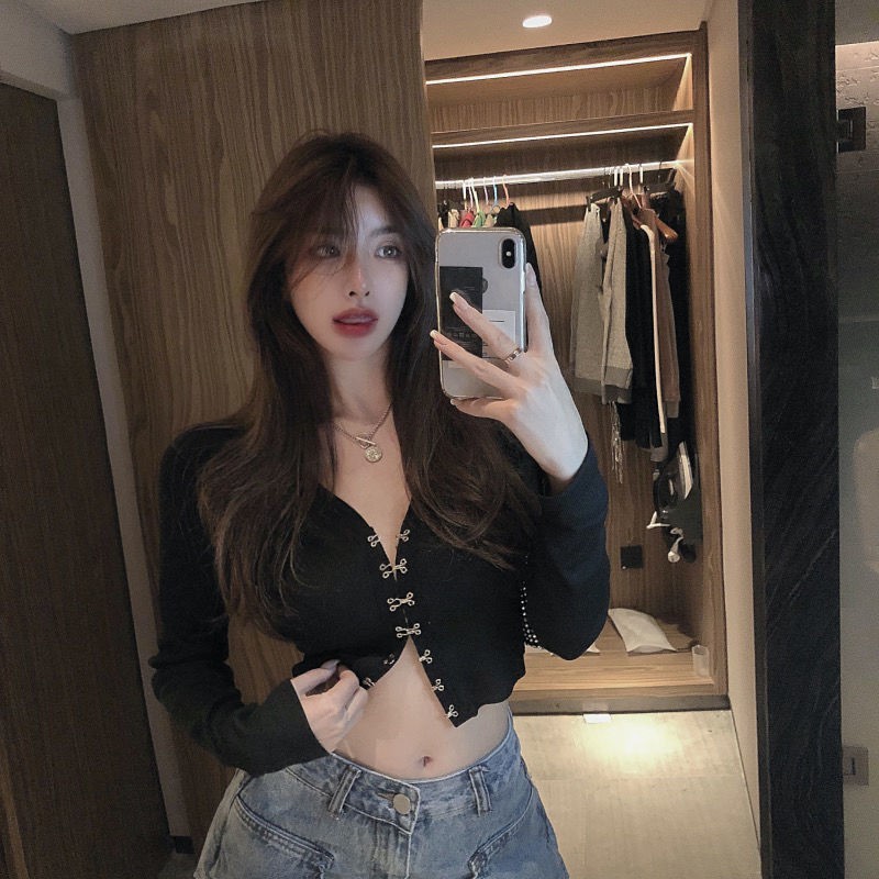 Áo sơ mi nữ cổ v dài tay ngắn dệt kim đầu mùa thu 2021 Phiên bản Hàn Quốc của xu hướng áo thun đen mỏng hoang dã mới