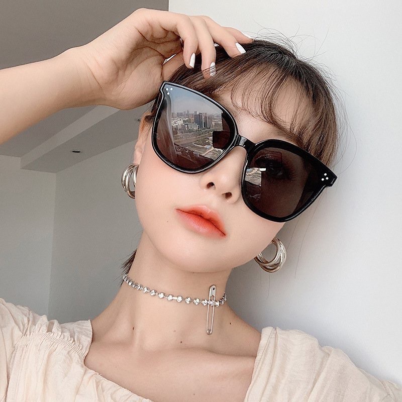 Kính râm thời trang chống nắng đi biển | BigBuy360 - bigbuy360.vn