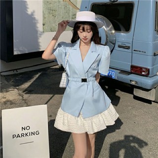 Set Áo kiểu cổ Vest tay ngắn kết hợp chân váy xòe màu trắng. Áo cổ vest cộc tay đai eo phối chân váy xòe.