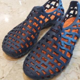 Giầy nhựa đi mưa