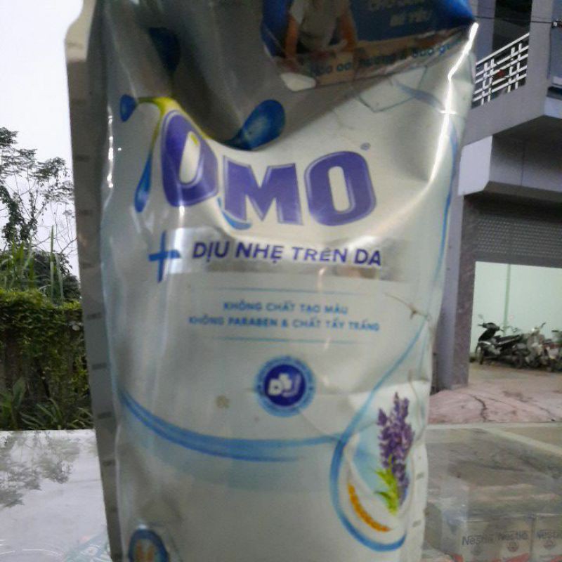 Nước giặt OMO dịu nhẹ trên da dạng túi 2,3kg