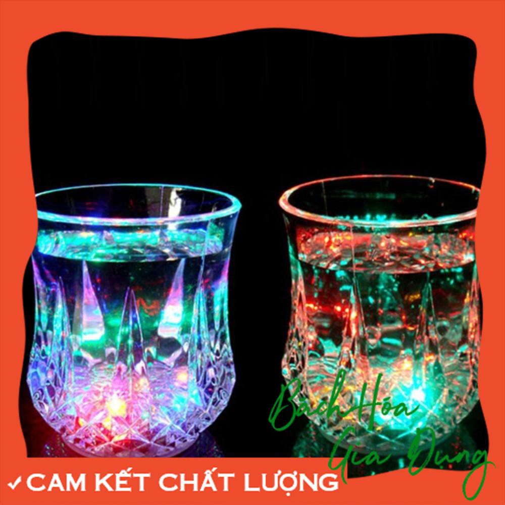 - LY PHÁT SÁNG THẦN KỲ CHỚP 7 MÀU - ĐỔI MÀU KHI GẶP NƯỚC - CÓ THỂ THAY PIN MÃ SP UK6433