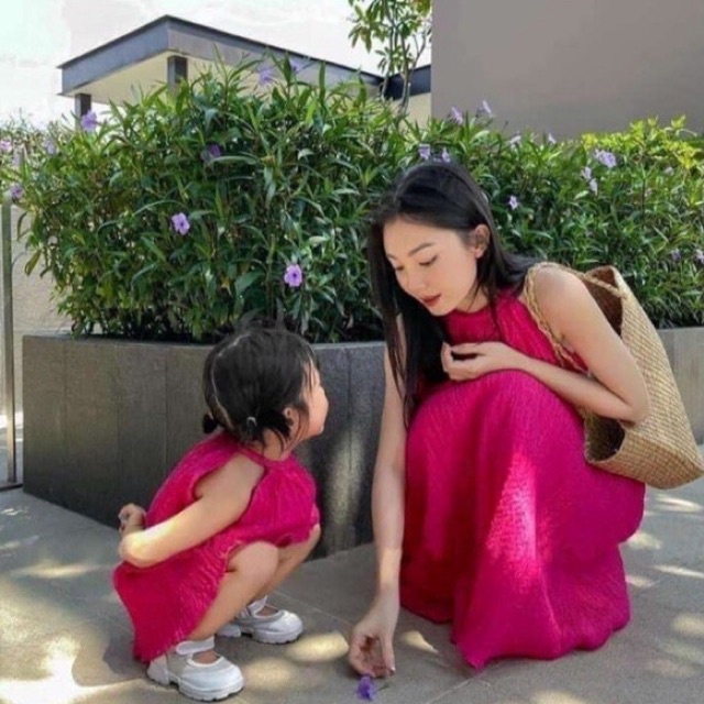 Maxi cổ yếm xanh bơ hồng mẹ con kèm hoa trà váy hồng chất xốp nhăn mềm mát vô cùng | BigBuy360 - bigbuy360.vn