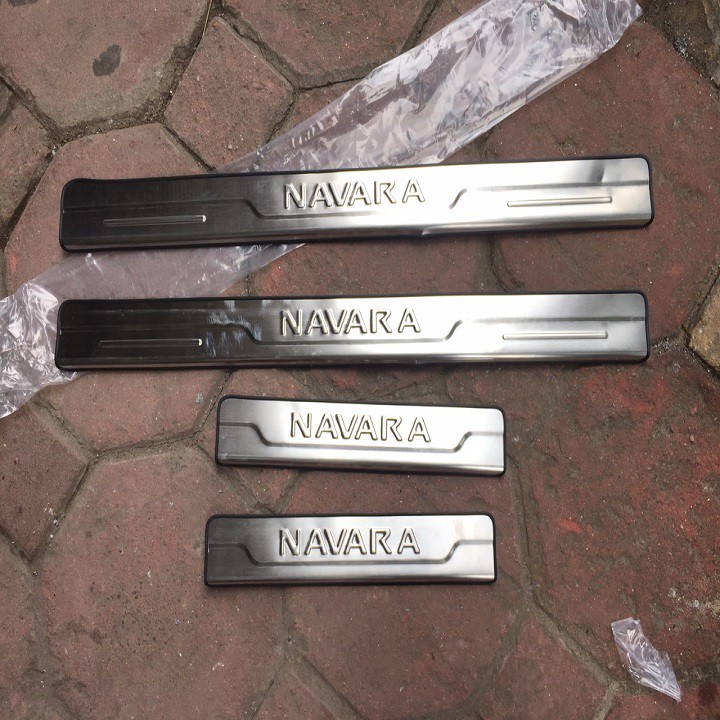 Bộ ốp bậc giẫm chân ngoài Inox Nissan Navara dùng chung các form xe 2015-2021