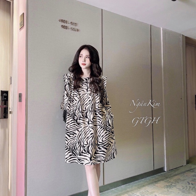 Váy lụa ngựa vằn siêu xinh Hai màu : trắng & ngà 💰220
