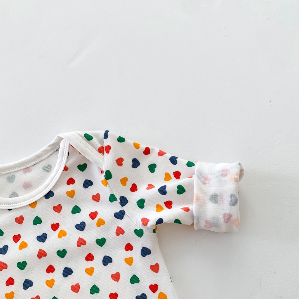 Bộ đồ ngủ áo liền quần tay dài in hình trái tim + mũ cho bé sơ sinh