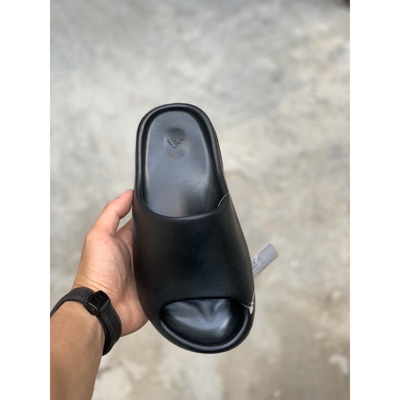 Dép thể thao đen trơn