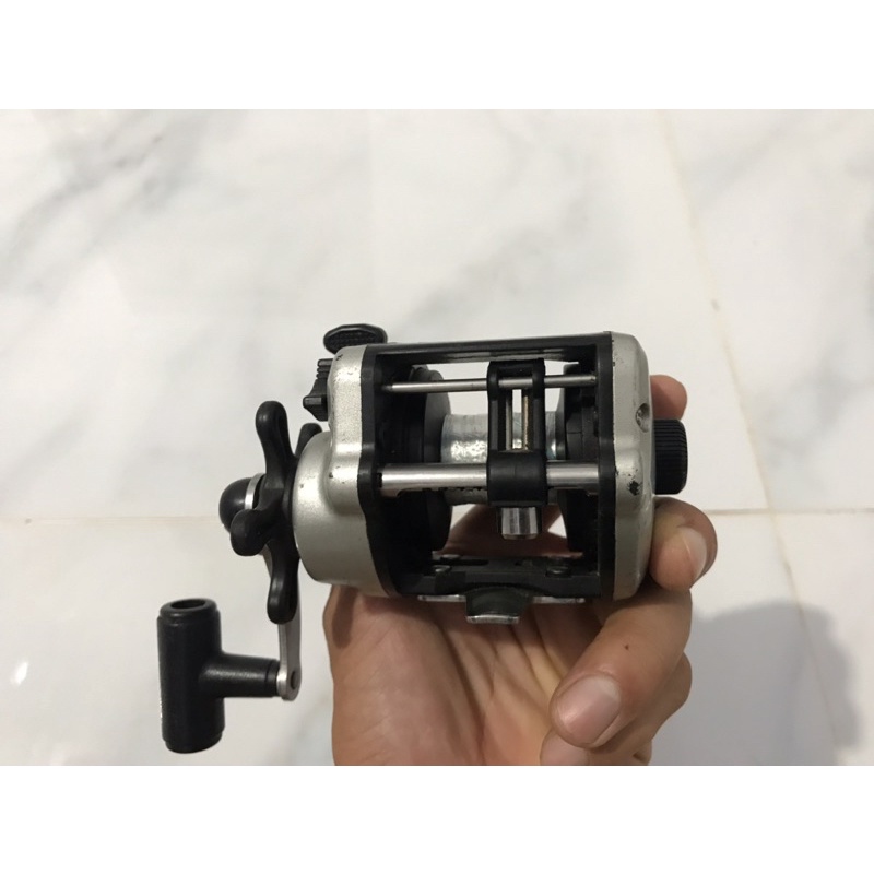 Máy câu lure ngang tay phải Korea